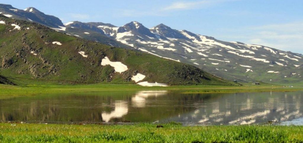 دریاچه نئور ادربیل-نزدیک جنگل فندقلو
