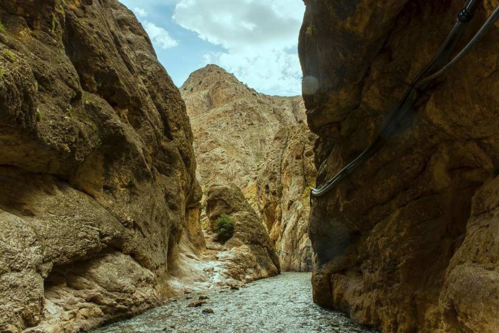 نمایی از تنگه واشی و آب‌های روان درون تنگه