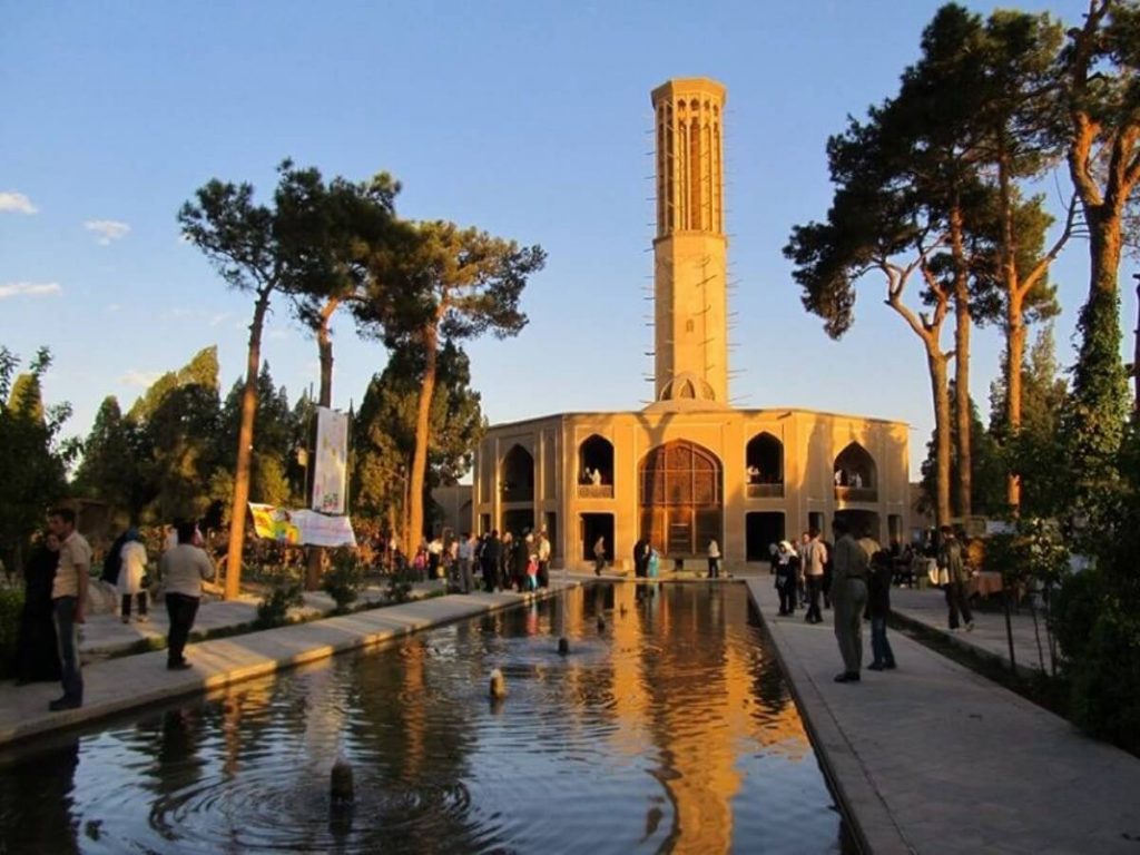 تصویری از بلندترین بادگیر که مربوط به باغ دولت آباد یزد است