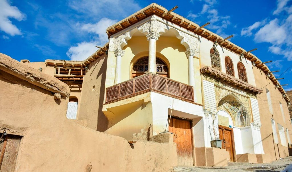 نمایی خارجی از خانه پدری نیما یوشیج در یوش