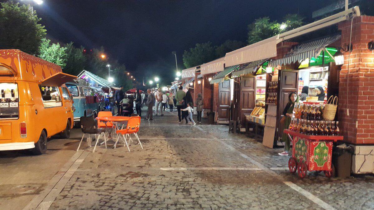 یکی از دیدنی های تهران؛ خیابان های آن در شب است مانند سی تیر