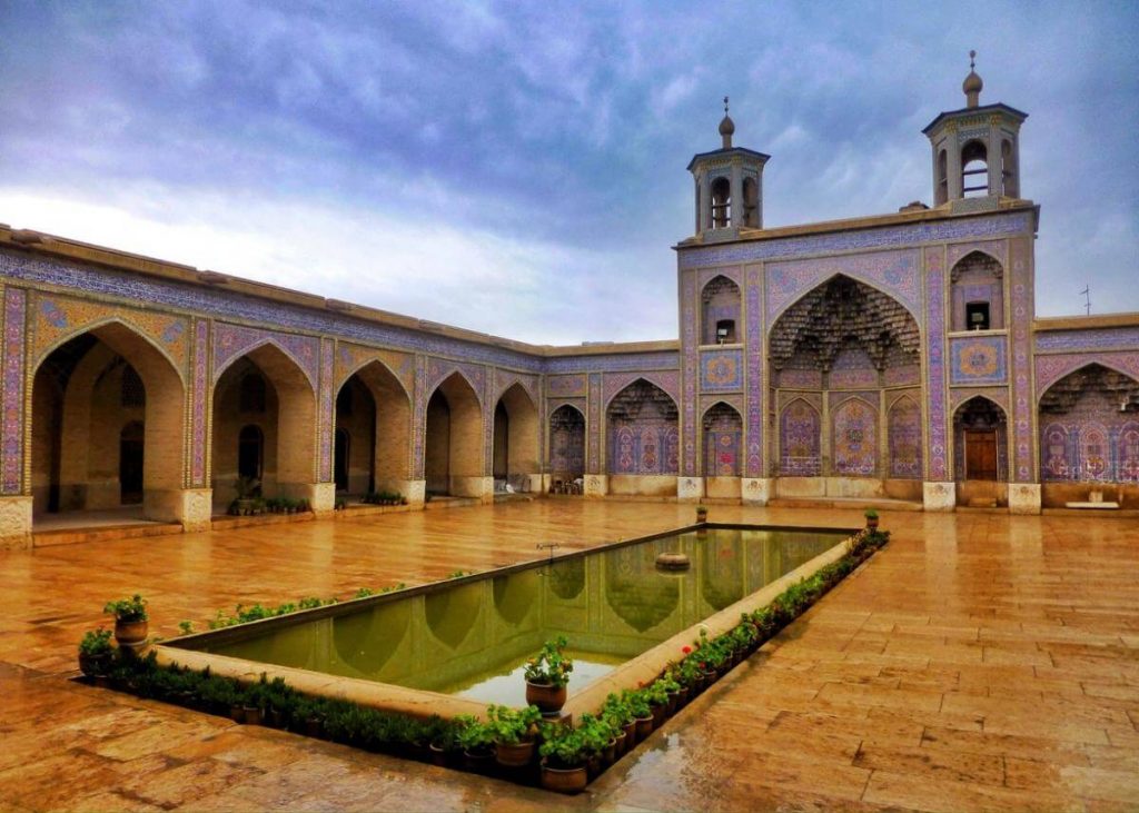 حیاط مسجد نصیرالملک یکی از جاهایی که در سفر به شیراز باید ببینید