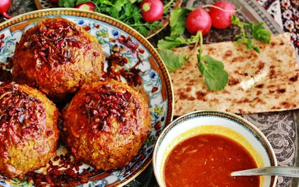 کوفته تبریزی با نان و سبزی؛ معروف ترین غذای تبریزی