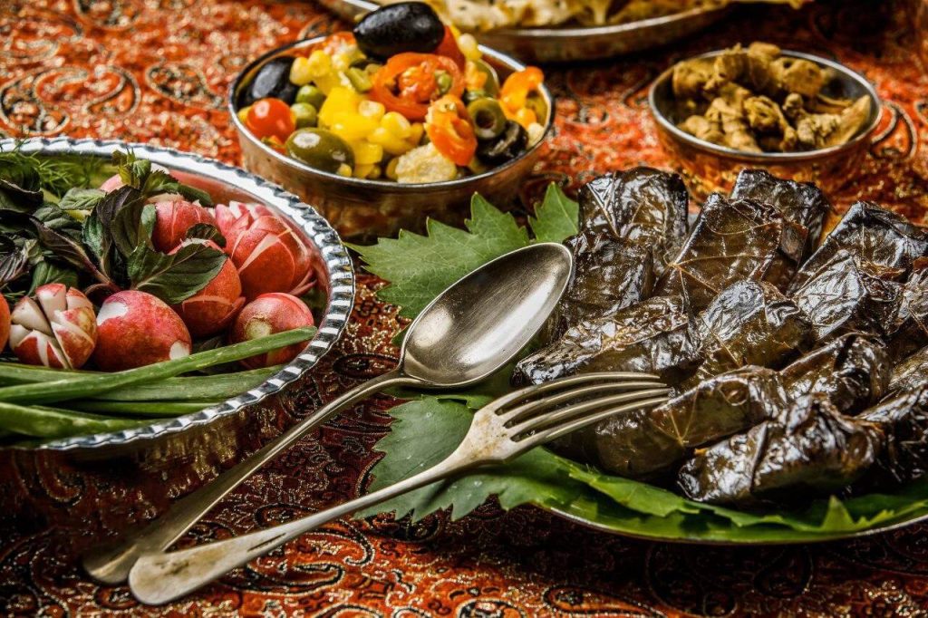 دلمه برگ مو تبریزی با تزئین باسلیقه تبریزی ها- یکی از بهترین غذاهای تبریز
