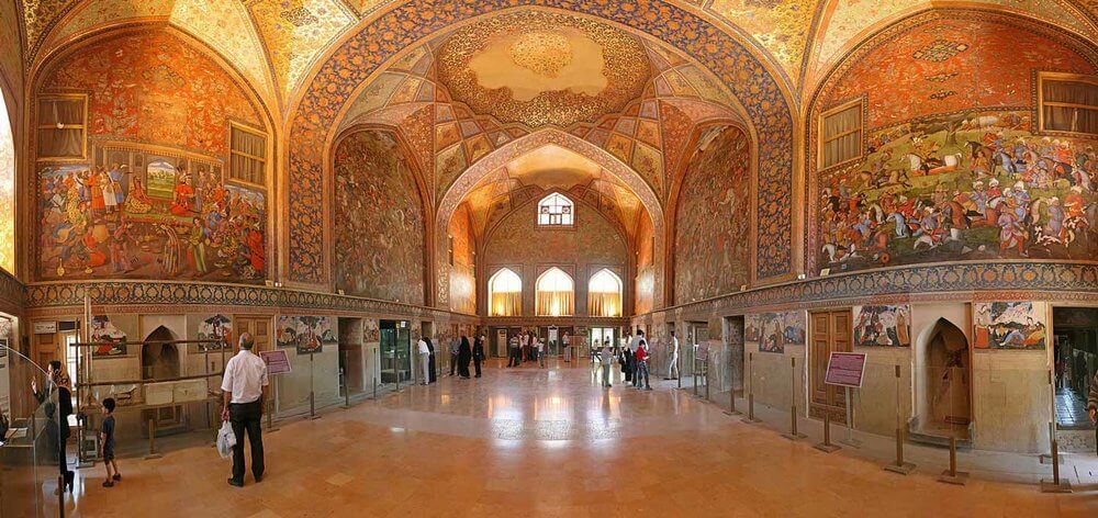 فضای داخلی عمارت چهل ستون اصفهان