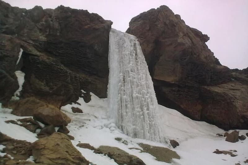 آبشار نوا در روستا نوا و همیشه یخ زده