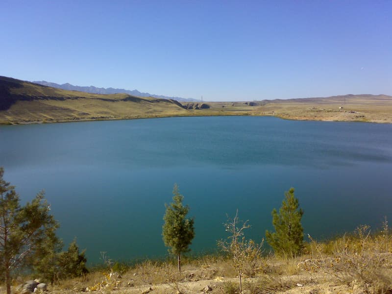 دریاچه بزنگان در روستای بزنگان مشهد