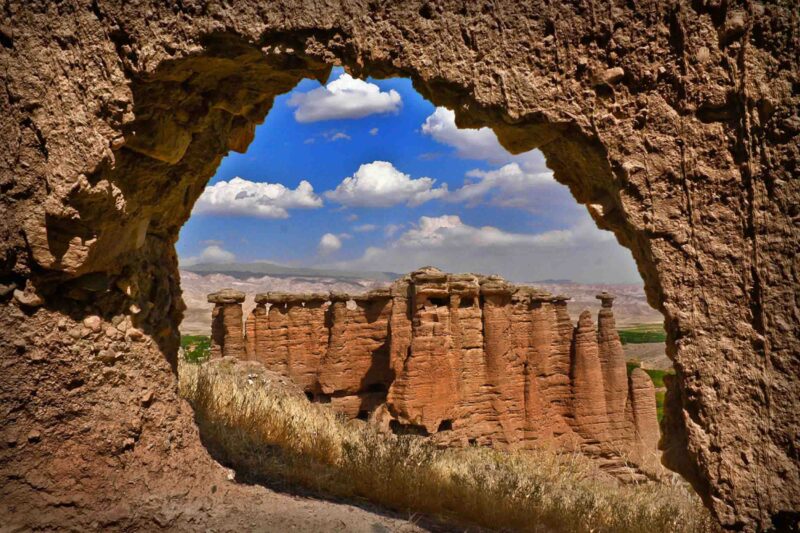 قلعه بهستان ؛ دودکش جن‌ها و تخت دیوها