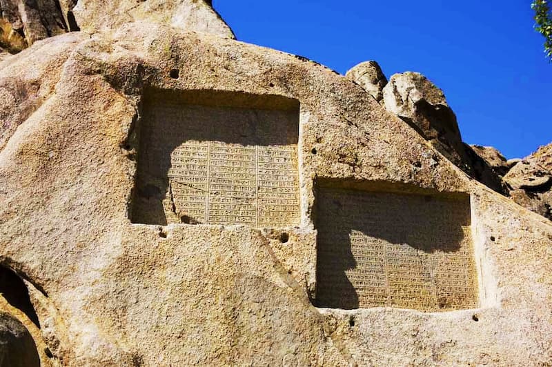 دهکده تاریخی گنج‌نامه