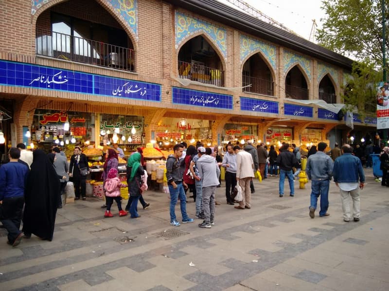 خرید و شکم‌گردی در قسمت‌های مختلف بازار ۱۵ خرداد
