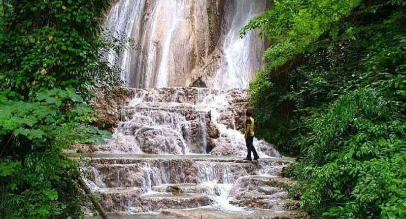 آبشار اسکلیم در کنار درختان رنگارنگ