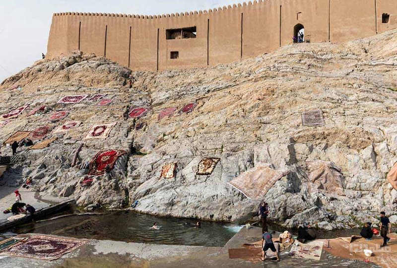 قالیشویی در چشمه علی