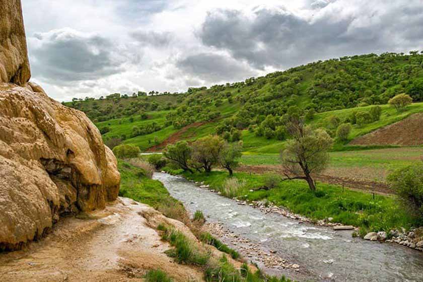 چشمه کانی گراوان