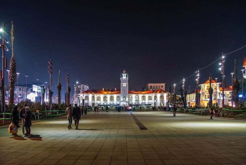 میدان شهرداری رشت در شب