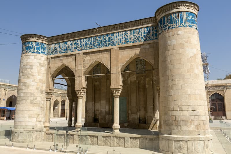 مسجد جامع عتیق روبه‌روی مسجد صورتی