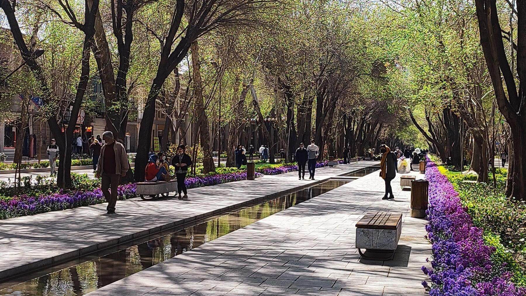 گشتوگذار در خیابان چهارباغ اصفهان