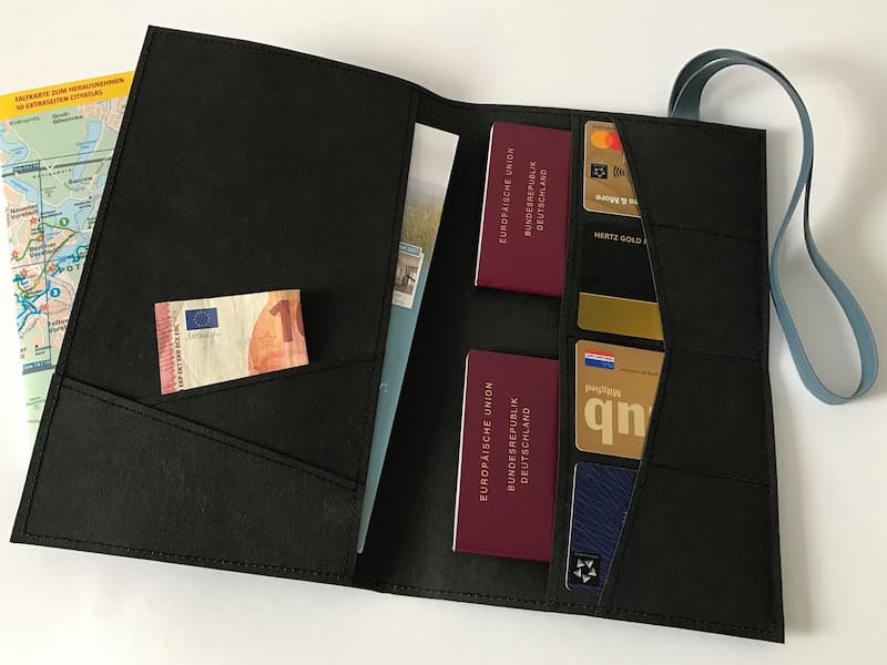 کیف مدارک در سفر 