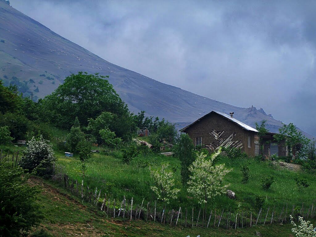 مردم خونگرم و سوغات روستای جنت رودبار