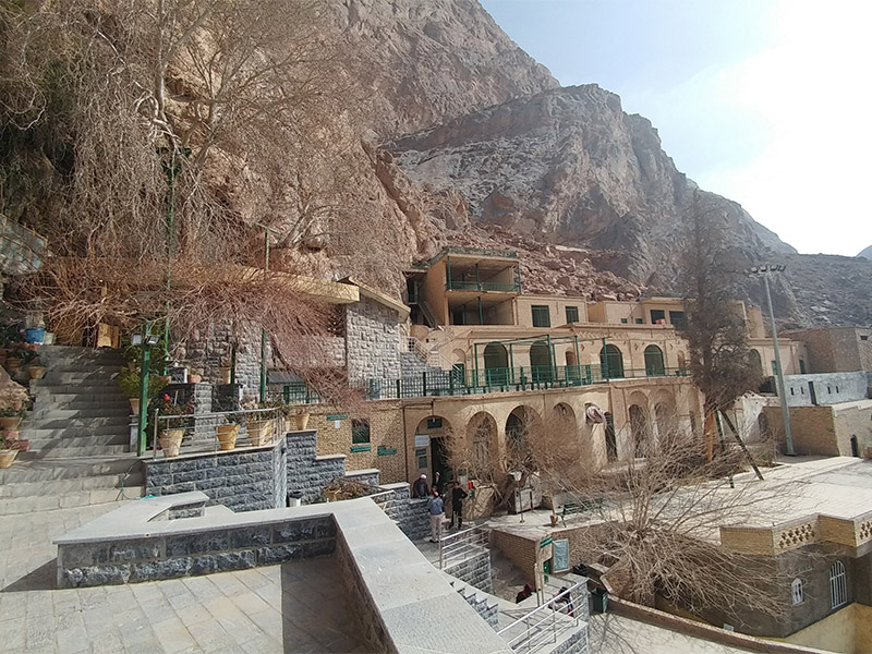 زیارتگاه چک چک مربوط به خواهر پارس بانو است.