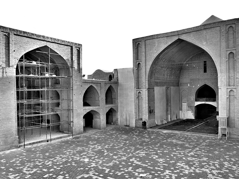 مسجد جامع اردستان در طول تاریخ تخریب و بازسازی شده است.