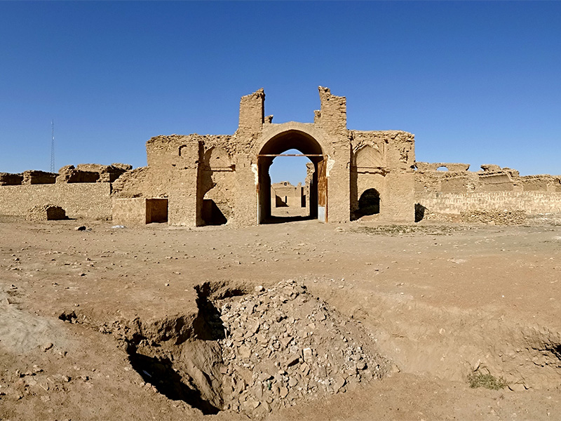 کاروانسرای سنگی محمدآباد که نزدیک قمرود است، در مسیر جاده ابریشم ساخته شده بود.