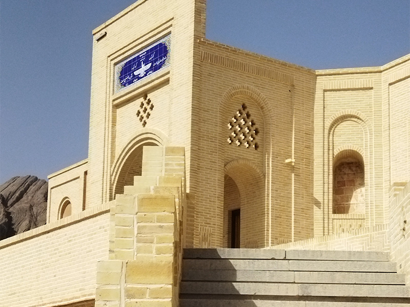 زیارتگاه پیر هریشت مربوط به یکی از اعضای خانواده پارس بانو است.