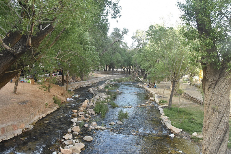 زرچشمه یکی از جاهای تفریحی و دیدنی روستای هونجان است