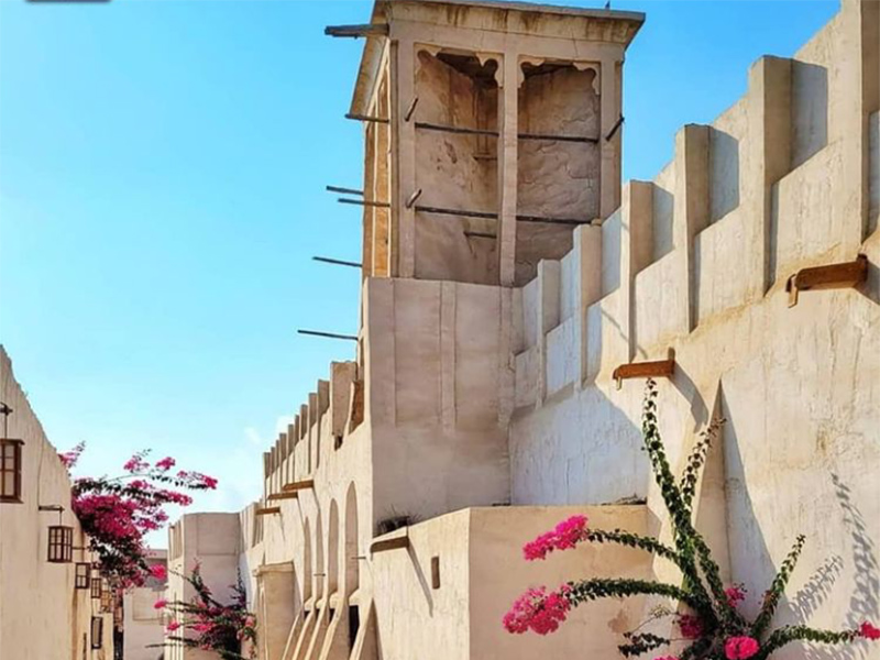 بندر سیراف آثار تاریخی زیادی دارد.