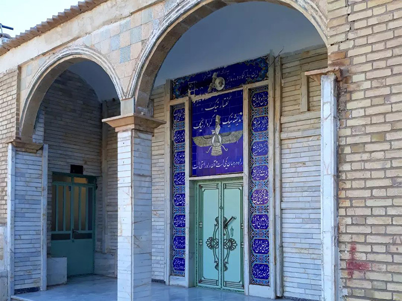 سردر زیارتگاه پارس بانو با کاشیهای آبی رنگ تزئین شده.