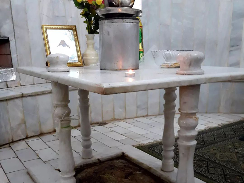 زرتشتیان یزد در زیارتگاه پارس بانو شمع روشن میکنند.